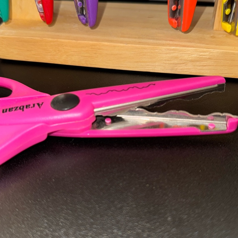 Craft Scissors, 12 different Cutting Designs, EUC - Picture 6 of 16